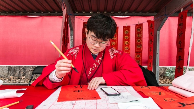 Joven realizando caligrafía china