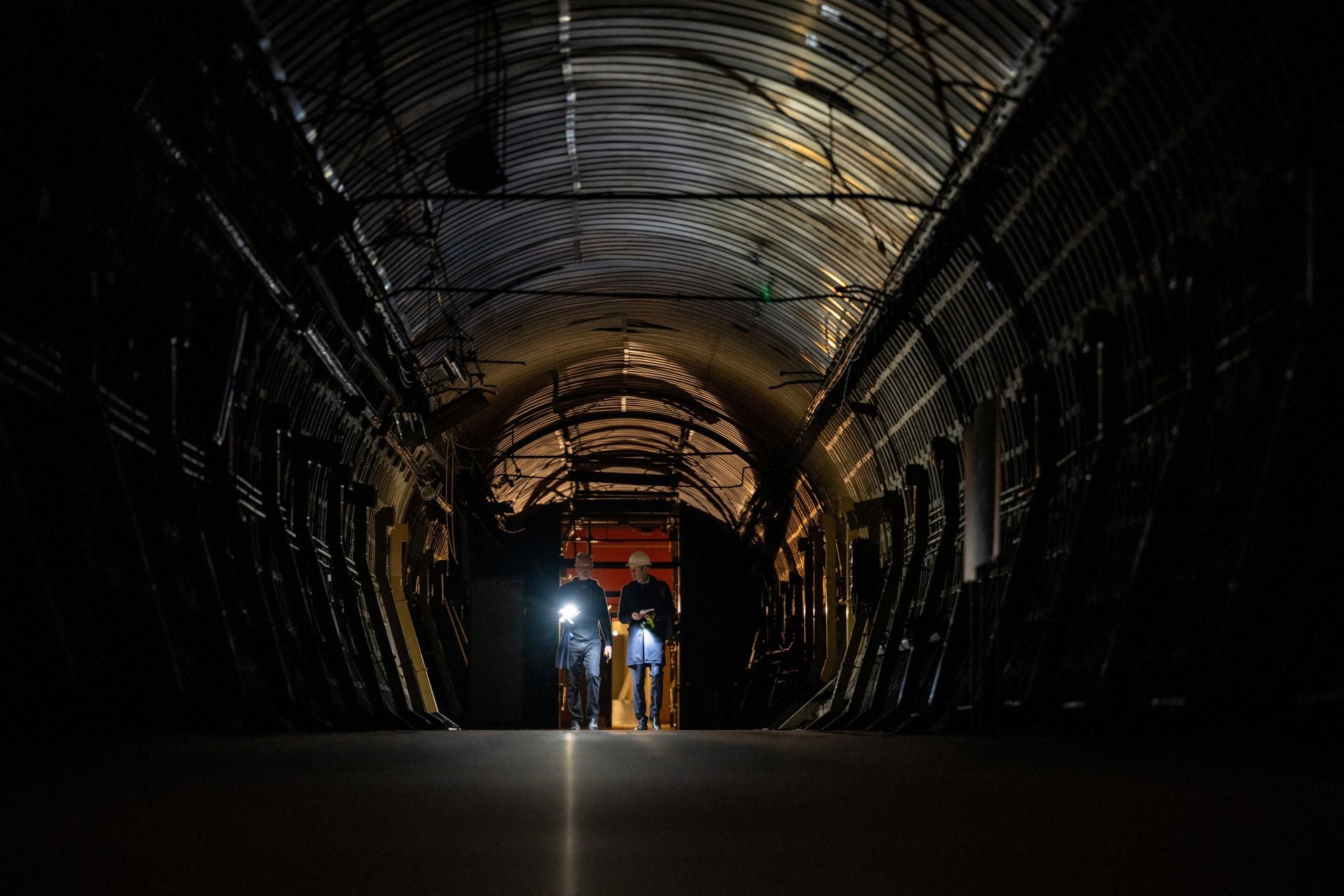 "Es real. Es emotivo", dijo Angus Murray, director ejecutivo de The London Tunnels, de pie en una caverna de acero arqueada mientras los trenes del metro de Londres pasaban retumbando por encima. Murray, un ex banquero de inversiones, espera convertir los túneles en un monumento a los bombardeos, que según él será en parte museo, en parte exposición y en parte espacio de entretenimiento.