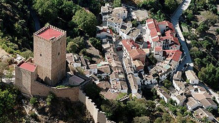El Castillo de la Yedra se alza por encima de la ciudad