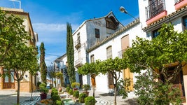 No son las Rias Baixas: este es el pueblo de Málaga que guarda botellas de vino en el mar