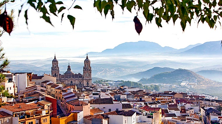 La ciudad de Jaén se encuentra ubicada en un terreno abrupto que permite el surgimiento de numerosos miradores