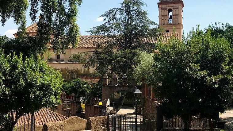 Entorno de la iglesia de Linares de la Sierra