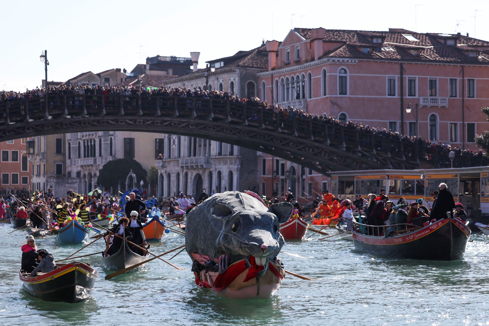 La Pantegana encabeza el desfile. En el puente, no cabe un turista más