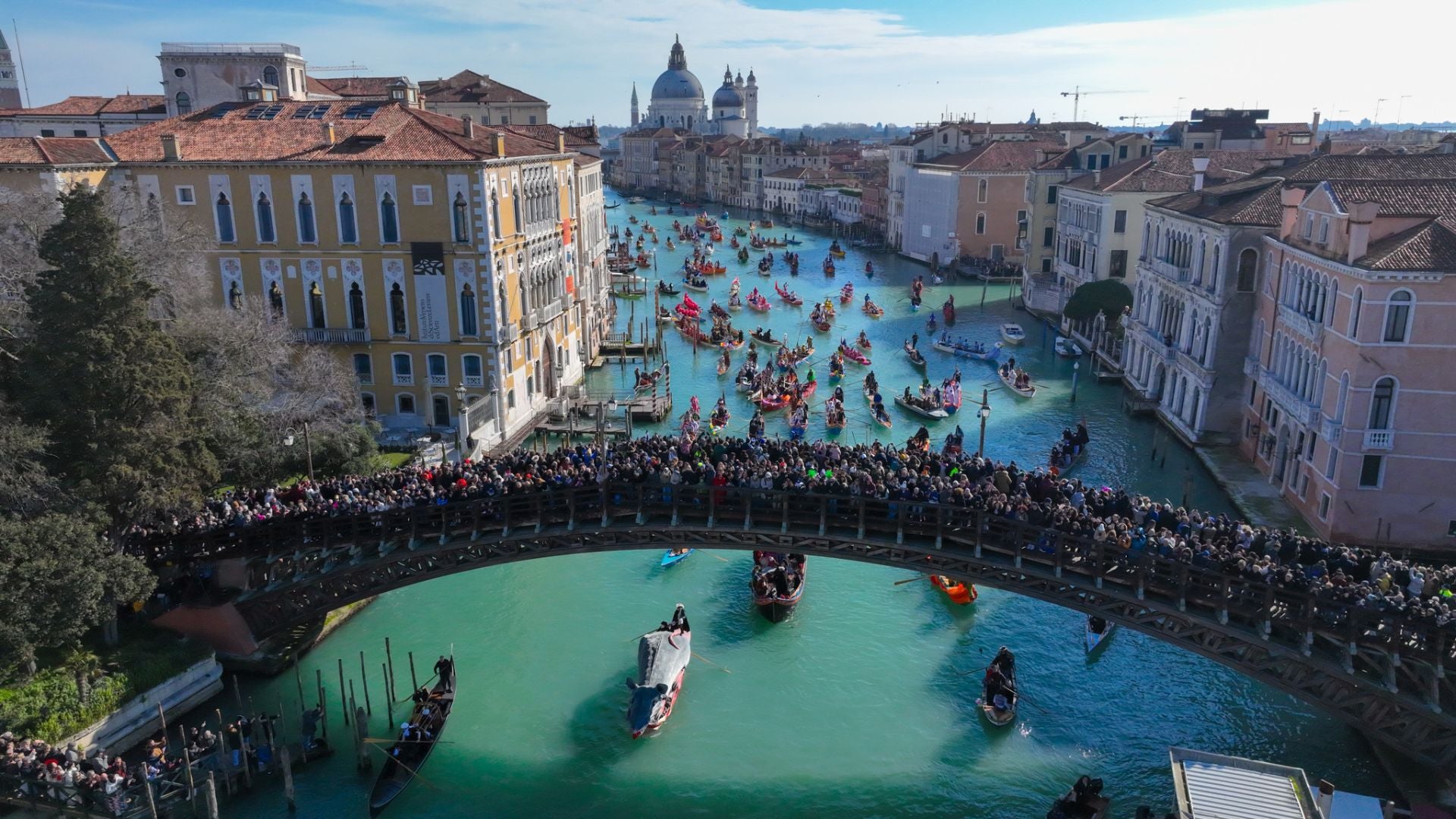 Ni un turista más cabía en el Puente de la Academia el día del desfile inaugural del Carnaval de Venecia