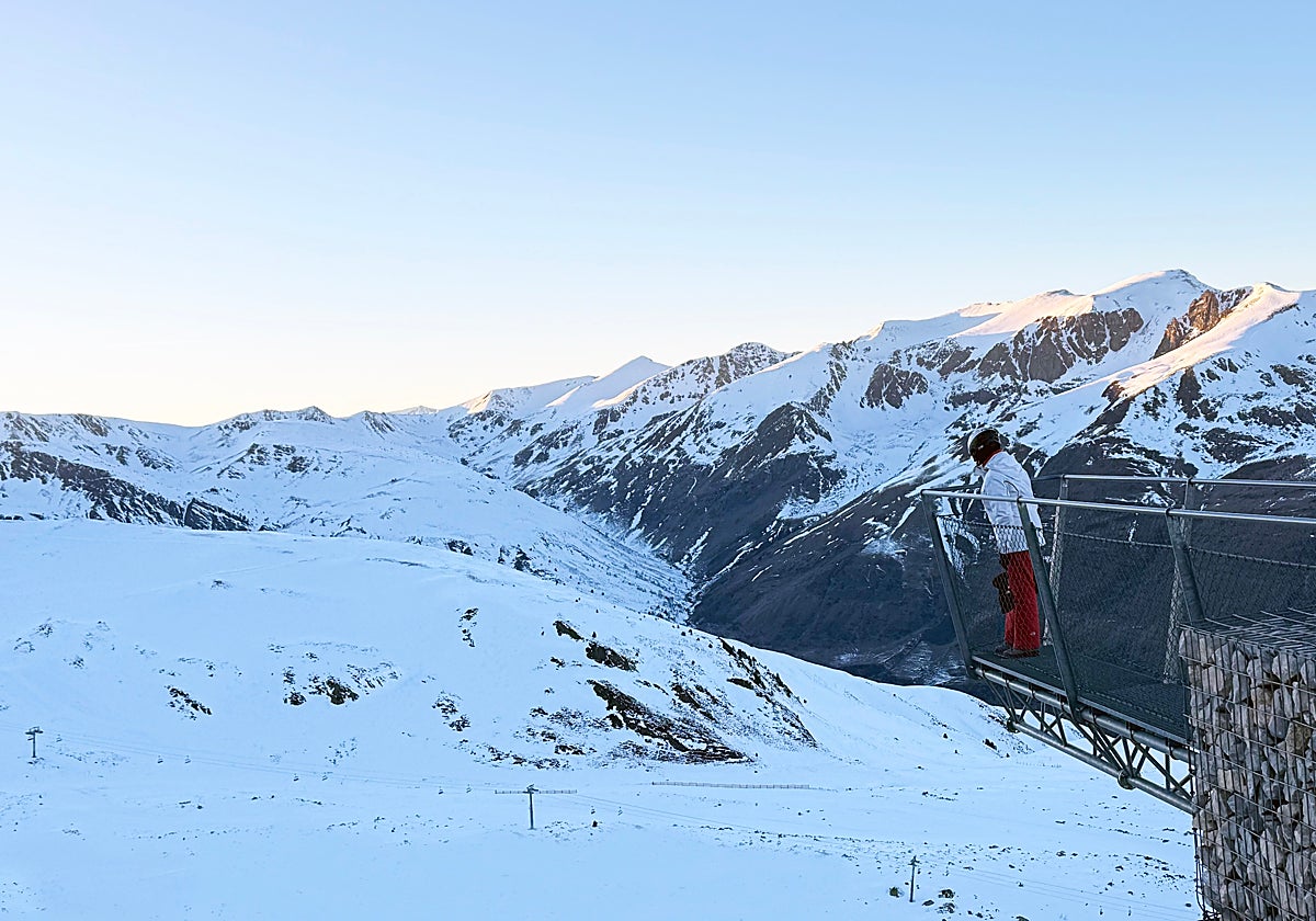 Mirador en la estación de esquí de los Pirineos Orientales Porté-Puymorent
