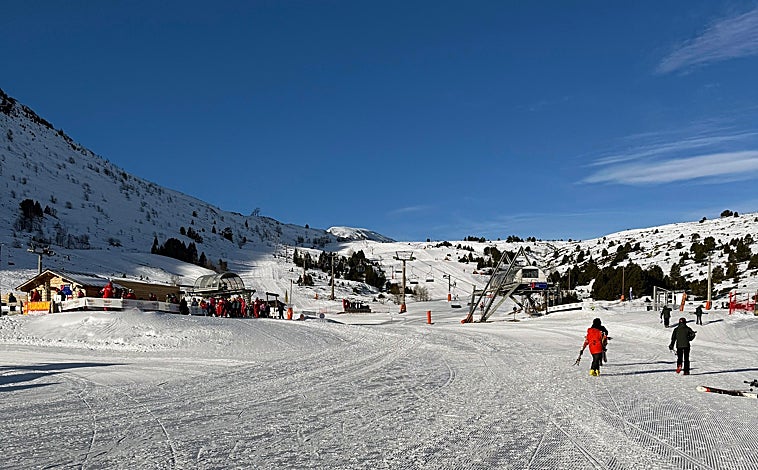 Imagen principal - Estación de Porté-Puymorens, mirador y descenso de pistas esquiando