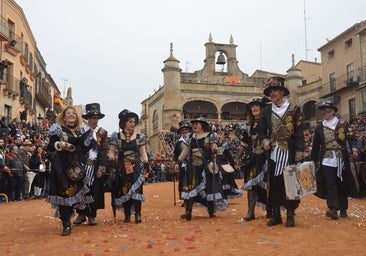 Galletas, toros y 'peliqueiros': tres carnavales únicos en España