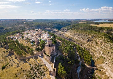 Imagen aérea del pueblo de Alarcón y su castillo