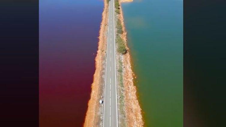 La ruta motera que puedes hacer en Huelva y que atraviesa dos aguas de colores distintos