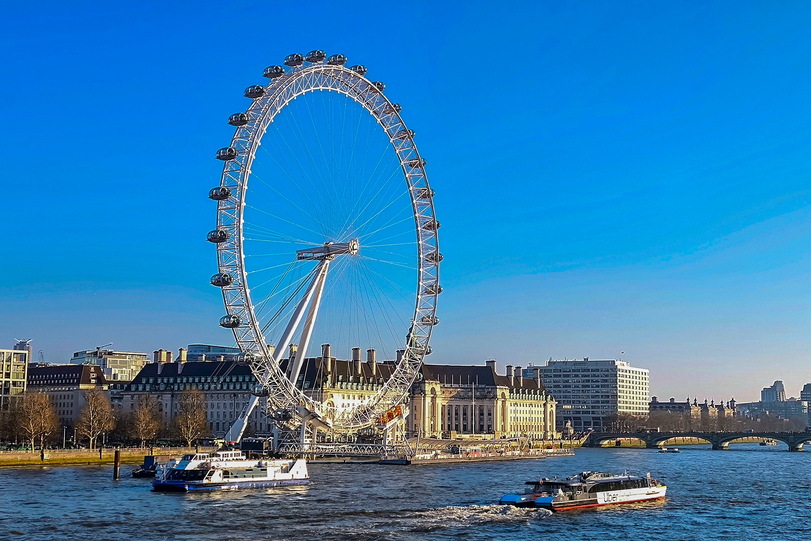 Sigue siendo una de las principales atracciones de la capital británica, centrando las miradas de los transeúntes. Cada año, alrededor de 3,5 millones de turistas se suben a ella para disfrutar de una vistas panorámicas durante media hora.