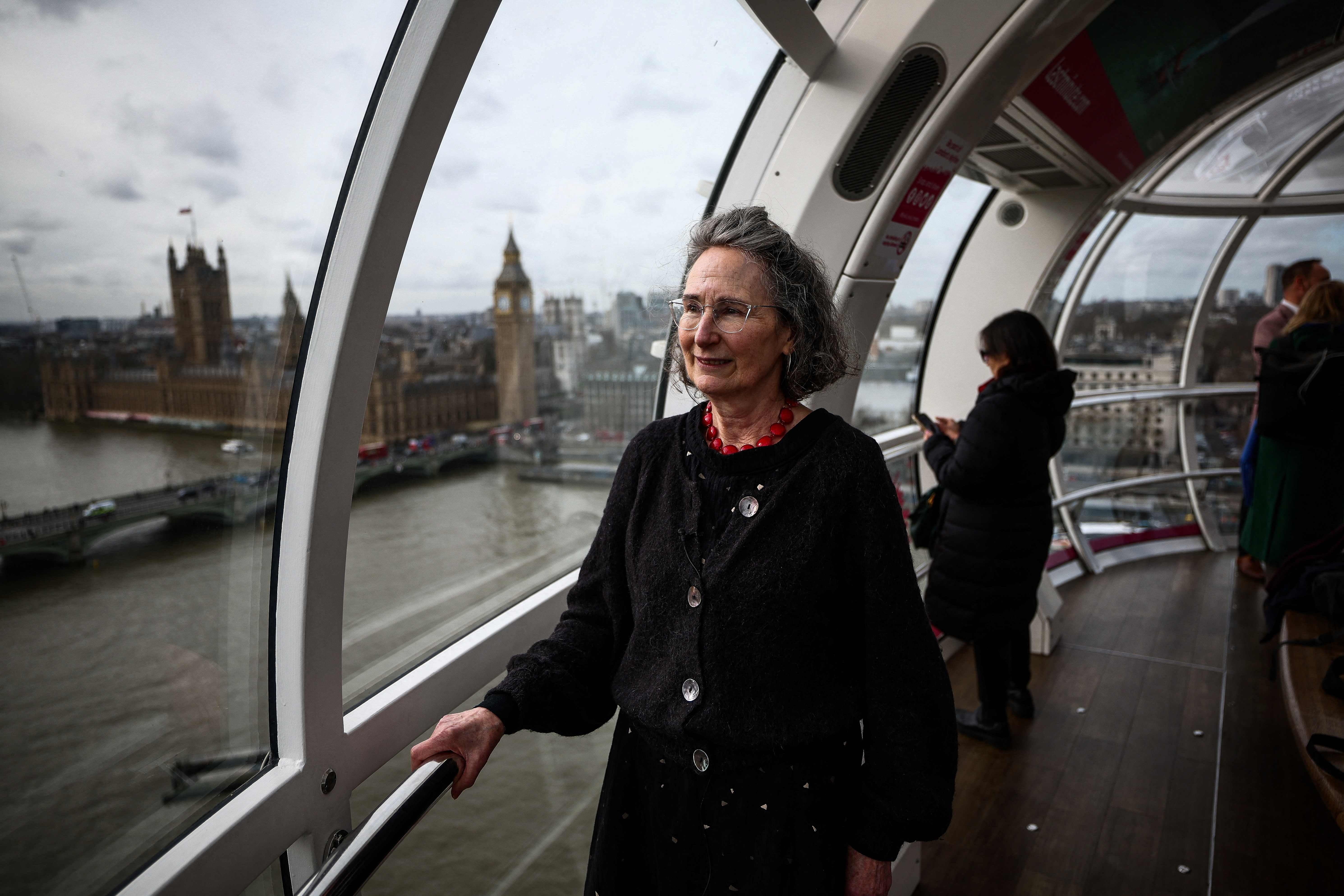 La arquitecta británica del London Eye, Julia Barfield, posa para un retrato dentro de una cabina del London Eye. Ideó el proyecto junto con su difunto esposo y socio, David Marks. «Nunca hubiera imaginado que todavía estaría aquí 25 años después», afirma.