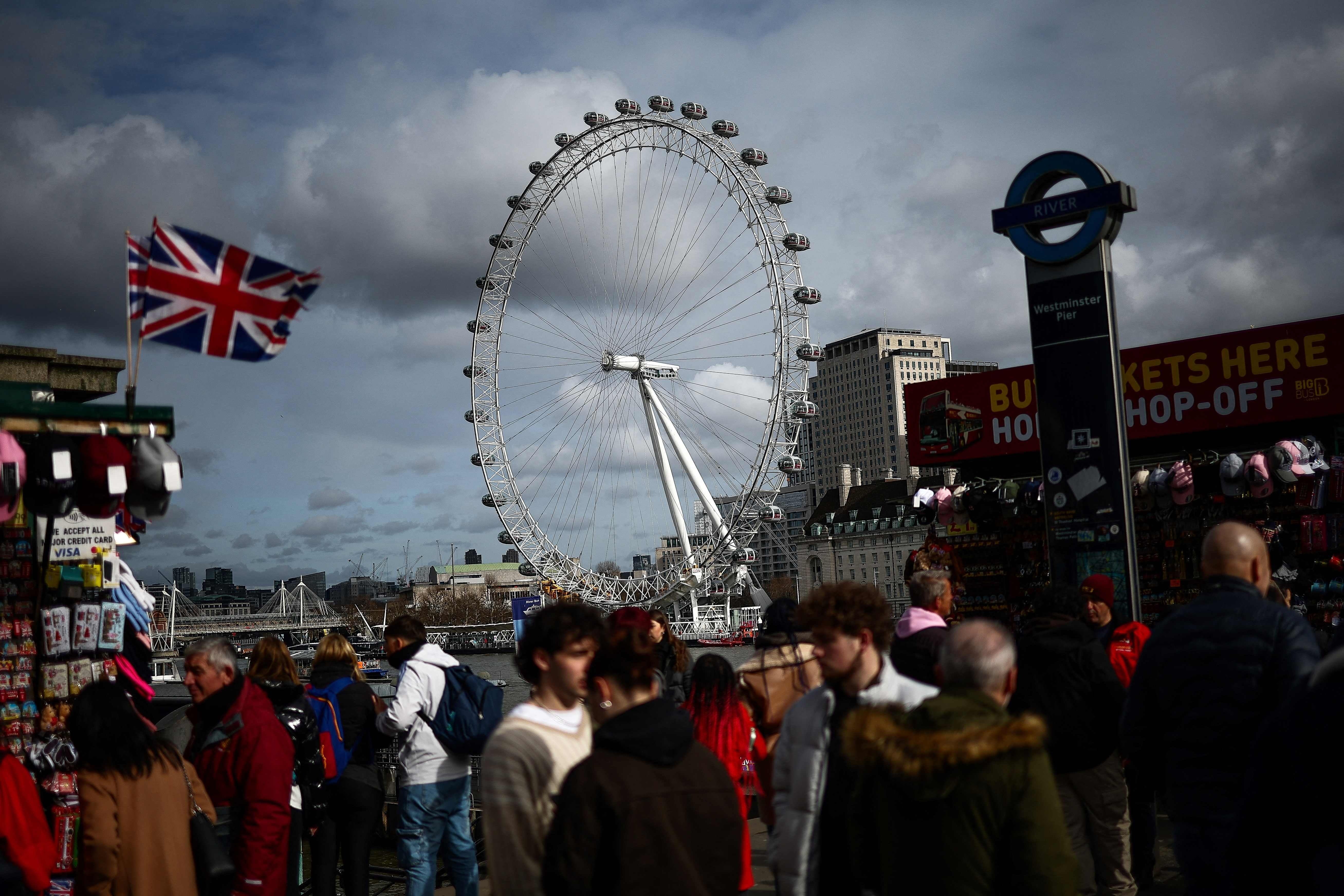 Peatones caminan por Victoria Embankment con el London Eye como telón de fondo. El proyecto, en principio, fue rechazado pero Julia Barfield y David Marks no se dieron por vencidos.