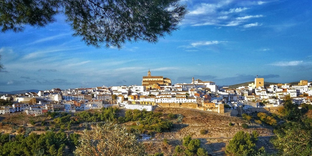 Calles empedradas y rutas de senderismo: el pueblo de Córdoba que debes visitar en primavera