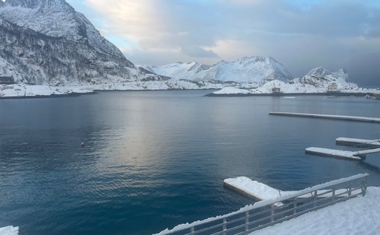 Imagen principal - Fiordos de la isla de Senja (arriba). Carrilleras de skrei (abajo izquierda) y la Iglesia de Nuestra Señora de Tromso (catedral católica de la ciudad)