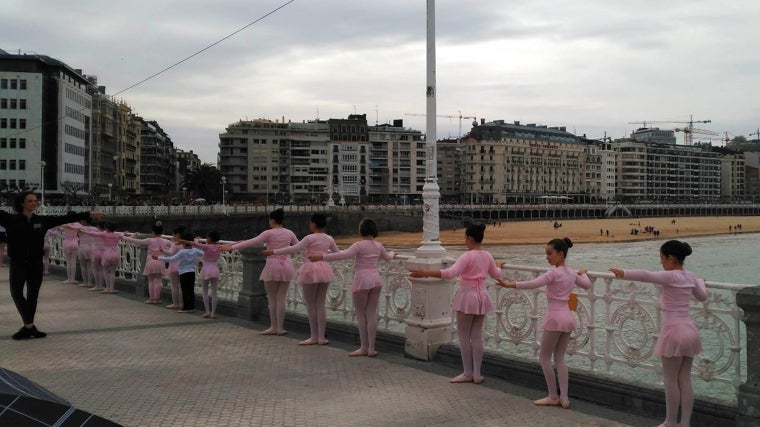 En abril, todos los años, numerosos menores bailan ballet en la barandilla para celebrar el Día Internacional de la Danza