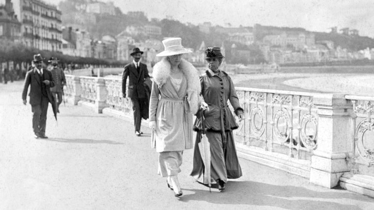 Las reinas María Victoria y María Cristina paseando por la playa de La Concha en 1917