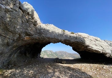 La cueva de las dos puertas desde la que se puede ver la Sierra de Grazalema entera