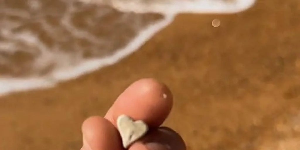 El fenómeno natural que cubre de corazones una playa de España: está en Andalucía y nadie se había dado cuenta