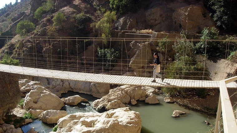 Otro aliciente de Moclín es hacer el sendero llamado Ruta del Gollizno