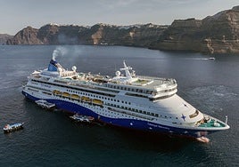 Los primeros cruceros llegan a Santorini tras los terremotos