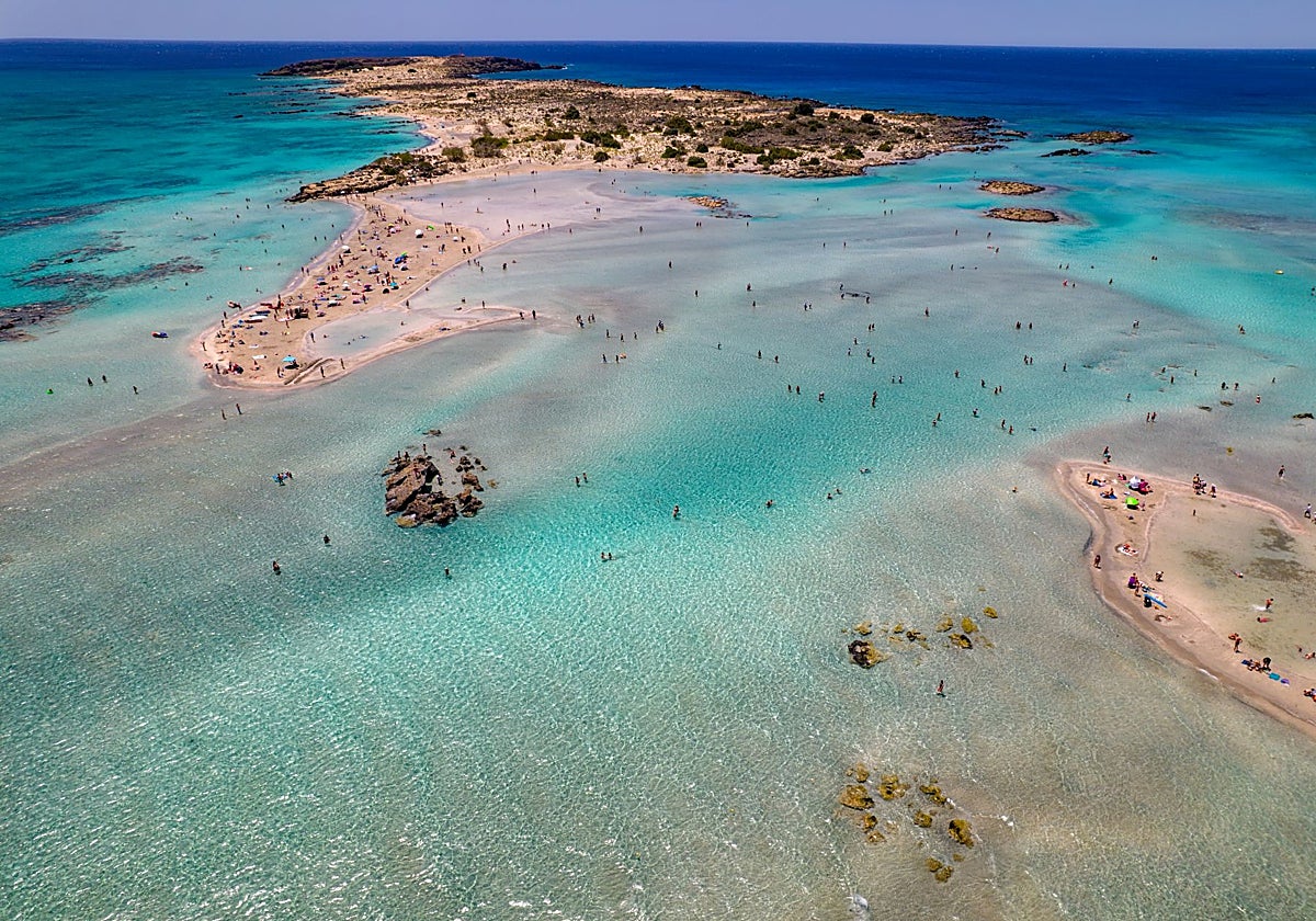 Vista aérea de la famosa playa de Elafonisi con sus aguas turquesas y su arena rosa