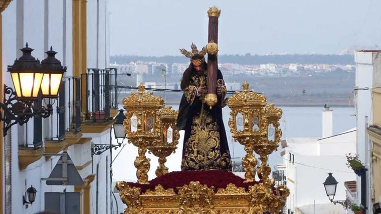 Un instante de la procesión del paso de Nuestro Padre Jesús Nazareno por las calles de Ayamonte