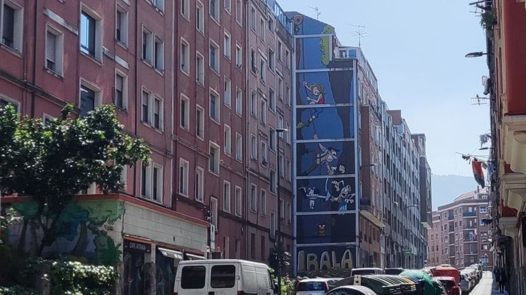 El mural en la fachada del barrio Irala con Tadeo Jones