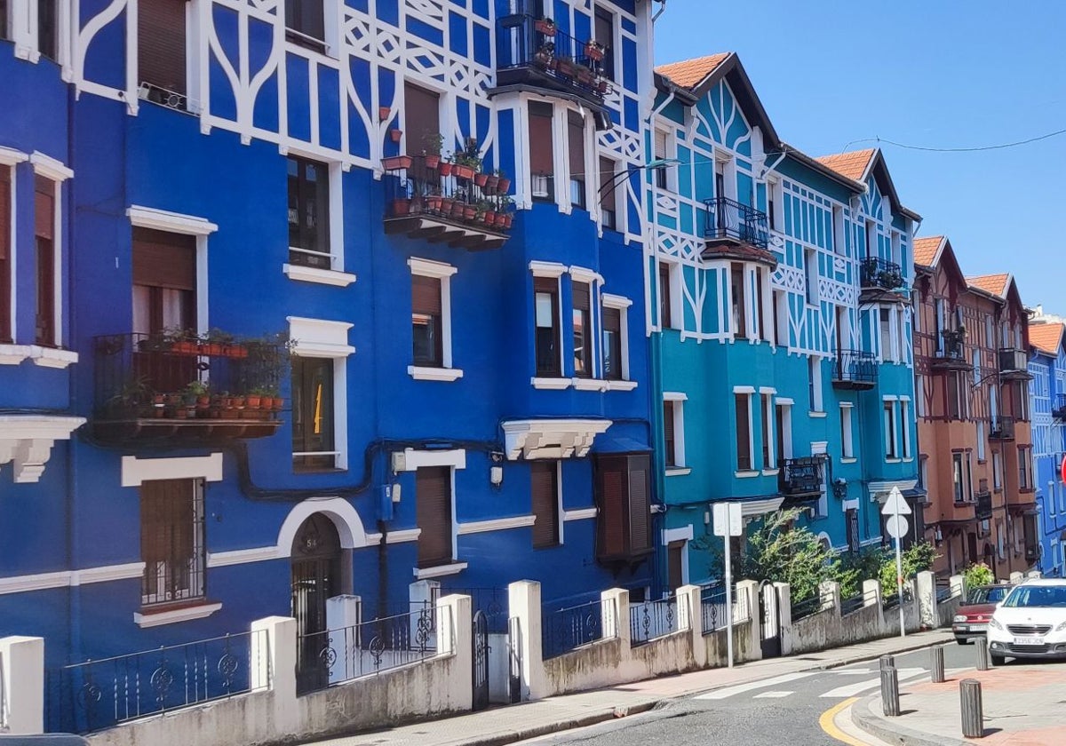 Las casas de colores del barrio Irala de Bilbao han sido remodeladas por los propietarios