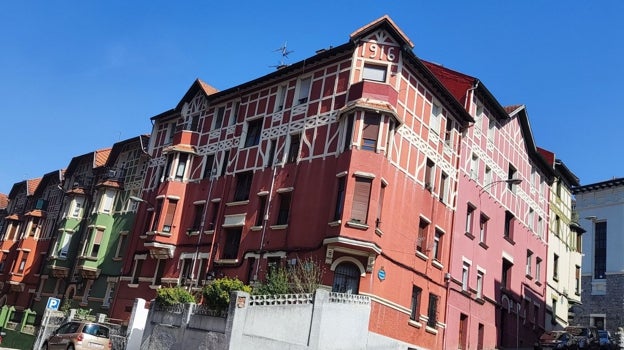 Imagen después - En la esquina de la Avenida Kirikiño con de Vergara, el mismo edificio en su origen y en la actualidad. En la fachada se conserva el año del origen de estas viviendas