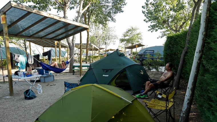 Imagen de archivo de una familia disfrutando en un camping