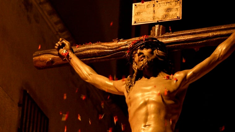 Los fieles tiran pétalos en ofrenda al Cristo del Perdón