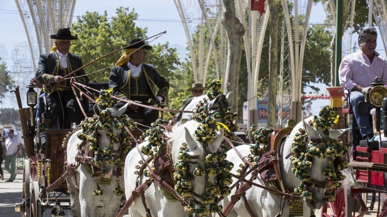 Coche de caballos por el Real de la Feria del Puerto de Santa María