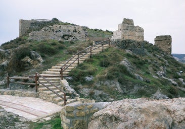 El espectacular castillo en ruinas de Granada donde dicen que hay un pasadizo secreto