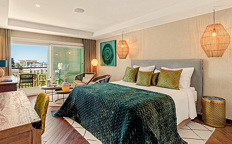 Imagen principal - Una de las habitaciones, el jardín y la piscina y una sala del spa de Boho Club Hotel, en Marbella