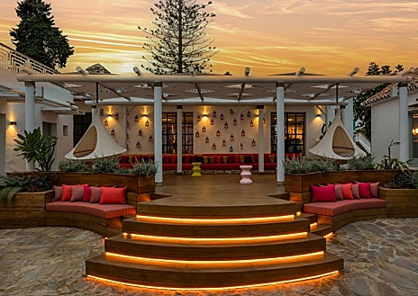 Imagen secundaria 1 - El restaurante de Boho Club, a cargo del chef Diego del Río; la entrada a su spa y una imagen de su bar en la terraza, Bohis.