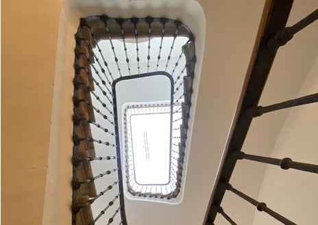Imagen secundaria 1 - Casa Pizarro conserva la estructura original del edificio, como la escalera central o la puerta de entrada, que conviven con todas las comodidades actuales.