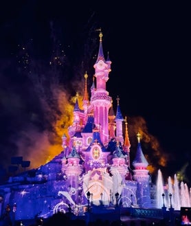 Sekundärbild 2 – Buzz Lightyear Laser Blast-Attraktion, Parade und Nachtshow