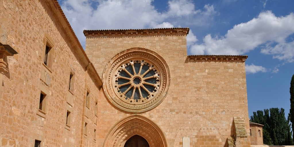 El monasterio cisterciense más grande de Europa que brilla en un pueblo de Soria