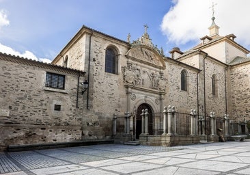 La basílica que acoge los restos de Santa Teresa de Jesús al detalle
