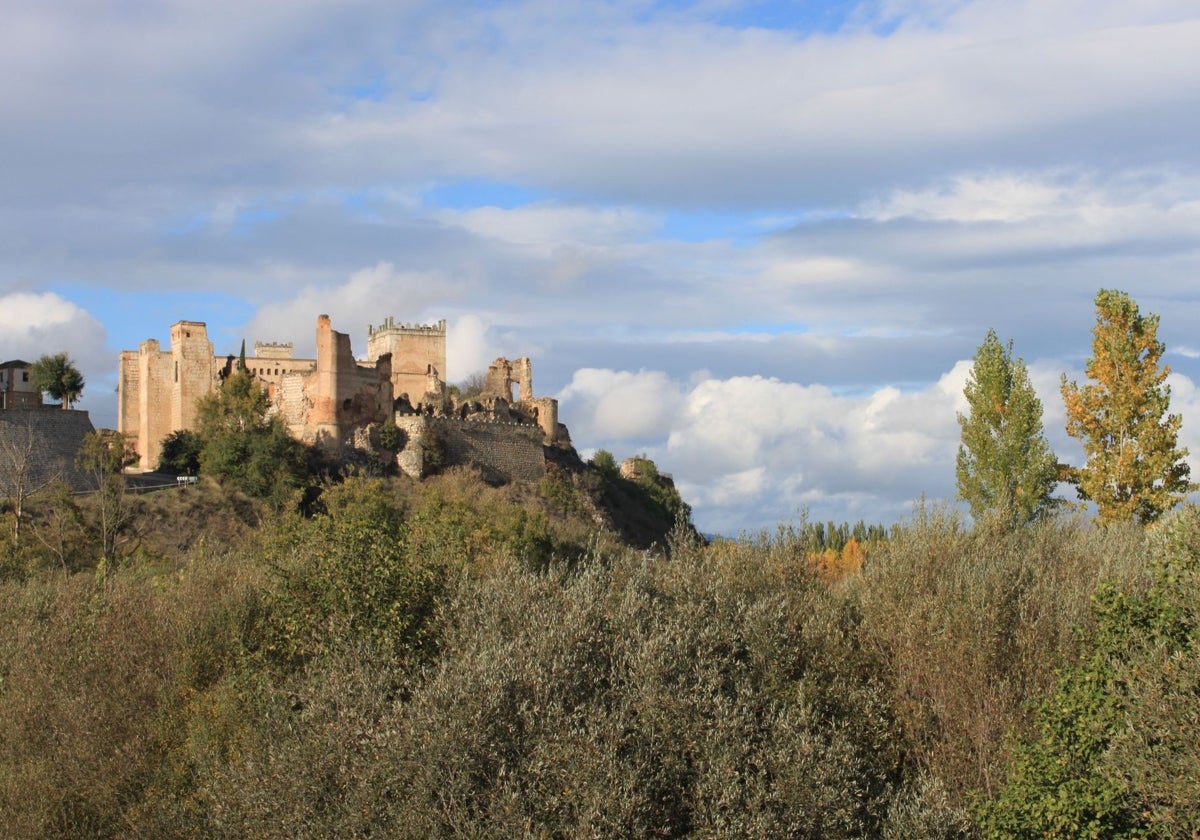 Vista del castillo desde el puente sobre el río Alberche