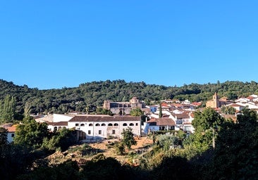Vista general de El Castaño del Robledo, la localidad de Huelva en la que se encuentra este curioso 'Monumento'