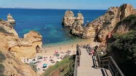 La playa paradisíaca de Portugal a la que puedes viajar en coche desde Sevilla y está considerada una joya natural