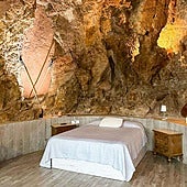 Casas excavadas en la montaña y cuevas fresquitas: así es el pueblo más bonito de Almería