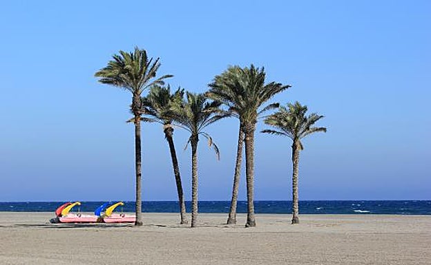 Playa serena, en Roquetas de Mar, un destino paradisíaco para los alérgicos