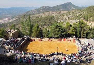 Cuadradas o en medio del pueblo: las plazas de toros más raras de España están en Andalucía