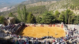 Cuadradas o en medio del pueblo: las plazas de toros más raras de España están en Andalucía