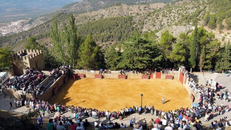 Cuadradas o en medio del pueblo: las plazas de toros más raras de España están en Andalucía