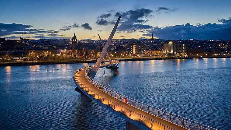 El puente de la Paz en Derry