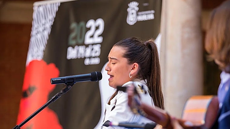 Consuelo Haldón canta en la presentación del VII Festival de Flamenco Ciudad de Huelva en el Ayuntamiento