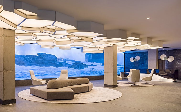 Imagen principal - Entrada del Hotel Ilunion San Mamés de Bilbao (arriba); Viñedo de Bilbao, pues la ciudad es reconocida  también por su vino característico: el Txakoli (abajo izquierda); y Nerea Goikoetxea, responsable financiera de ILUNION Bilbao e ILUNION Romareda